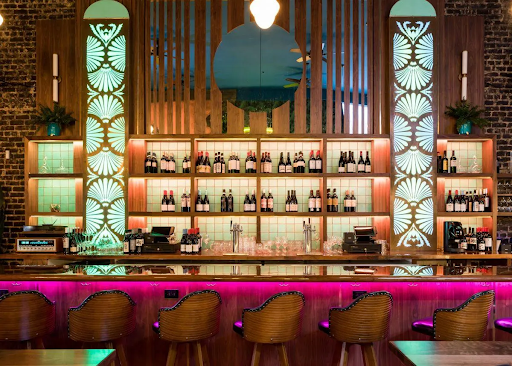 Image oh art deco-styled bar