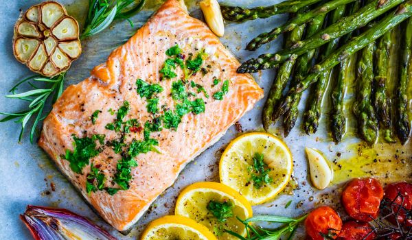 Salmon with lemon and asparagus