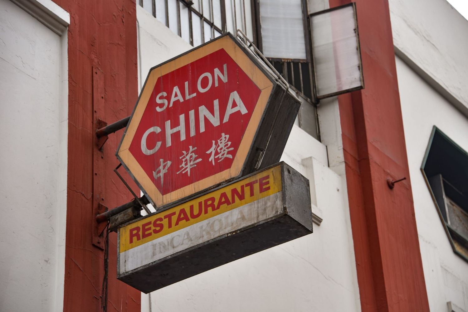 A sign for a Chinese restaurant in Lima's Chinatown district.