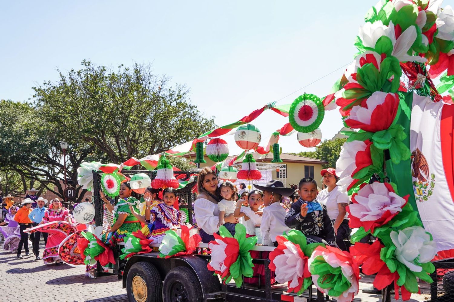 A float decorated with Mexican national colors in a parade in Fort Worth, Texas.